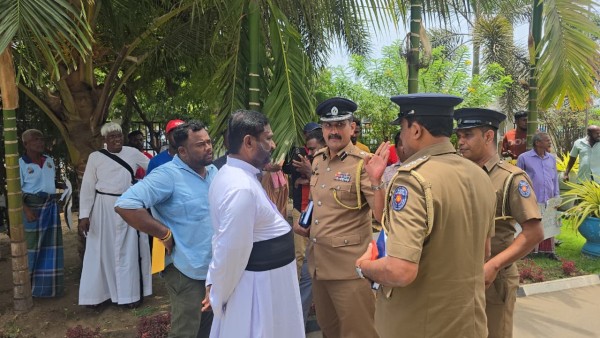 போராட்டகாரர்களை வெளியேற்ற முயற்சித்த பொலிஸார்; மன்னார் மாவட்ட செயலகத்தில் பதற்றம் 